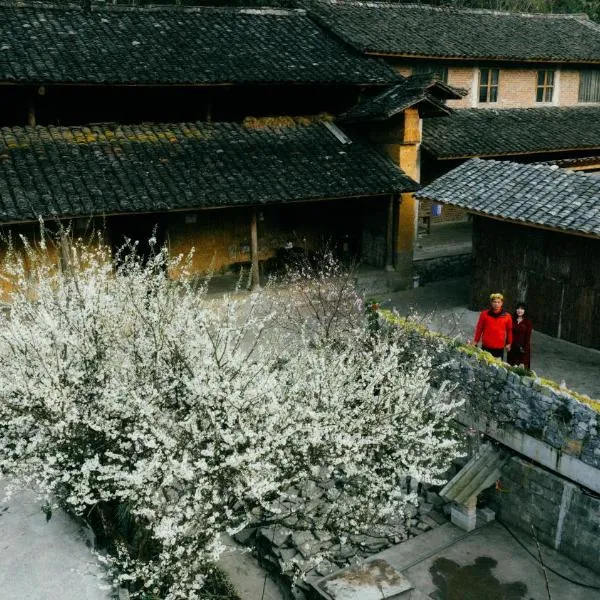 Nhà Cổ Lao Xa Homestay Hmong & Bungalow hot air-conditioning, hotel v destinaci Dong Van