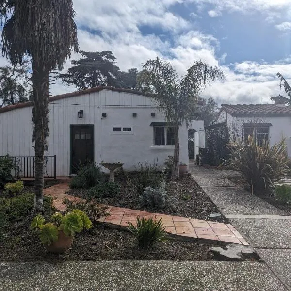 Farm house retreat on the hills near BART, Hotel in Fremont