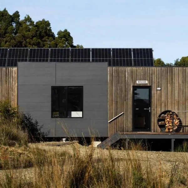 Devil's Lair, self-contained eco cabin at McHenry Distillery & Brewery, hotel em Port Arthur