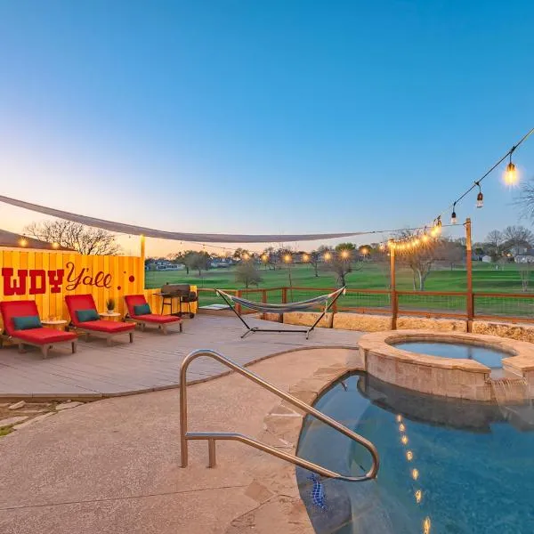 Stunning Pool Overlooking Golf Course & Game Room, hotel in San Antonio