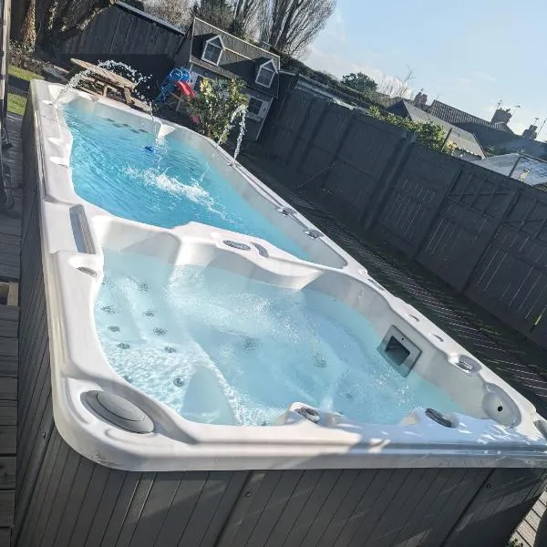 3 bed home, pool-hot tub & ev charger，達靈頓的飯店