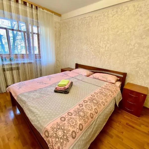 Квартира на Воскресенці, поруч метро Лівобережна, Інститут Серця, МВЦ, hotel in Kyiv