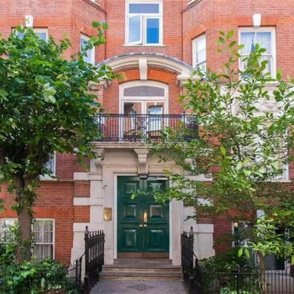 Spacious Flat in West Kensington, hotel in London