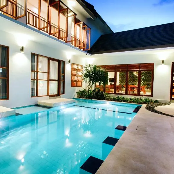 Pudak Sari Unizou Hostel, hotel in Kuta