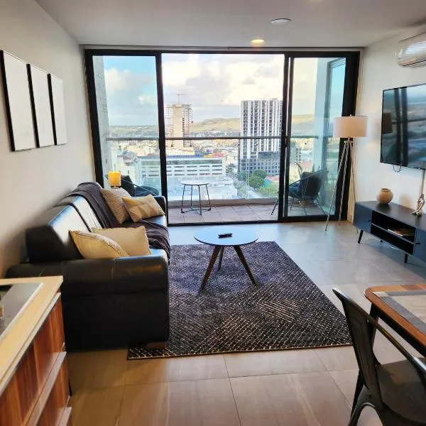 Downtown Apartment with Balcony City View, Gym & Lounge, hotel en Tijuana