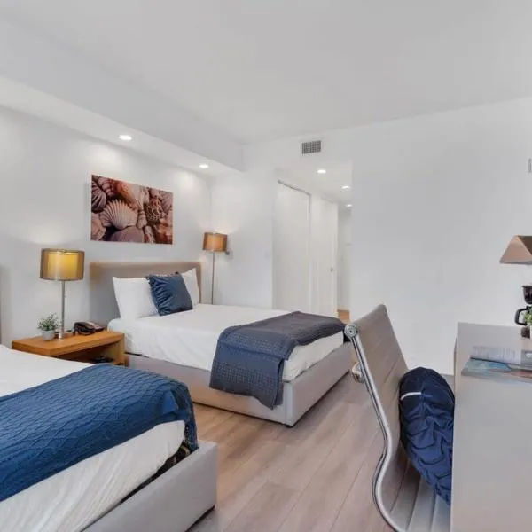 Modern Resort with Balcony - Near Beach - Pool, hotel in Hallandale Beach