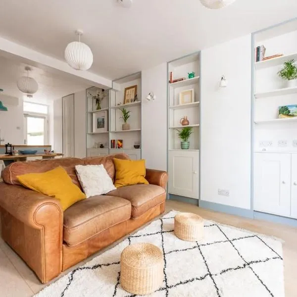 Lovely self-contained basement studio with kitchen, hotel in London