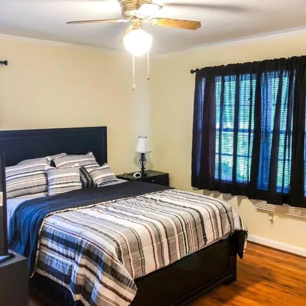 Entire Comfy Home Near ATL airport -Two Bedrooms, hotel in Atlanta