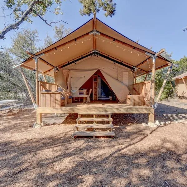 Cozy Glamping Tent Fire Pit & Free Wine Tasting, hotel in Johnson City