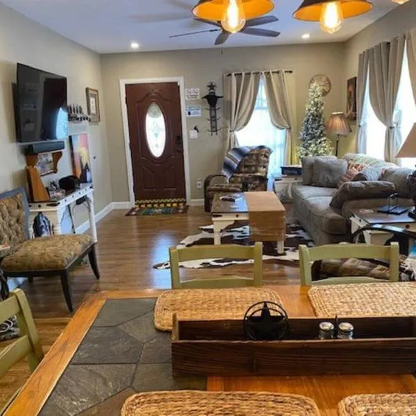 StockYards!-1 block away ! Cowboy Cottage sleeps 9, hotel in Fort Worth