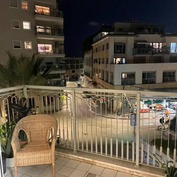 Near flea market and beach, hotel in Tel Aviv