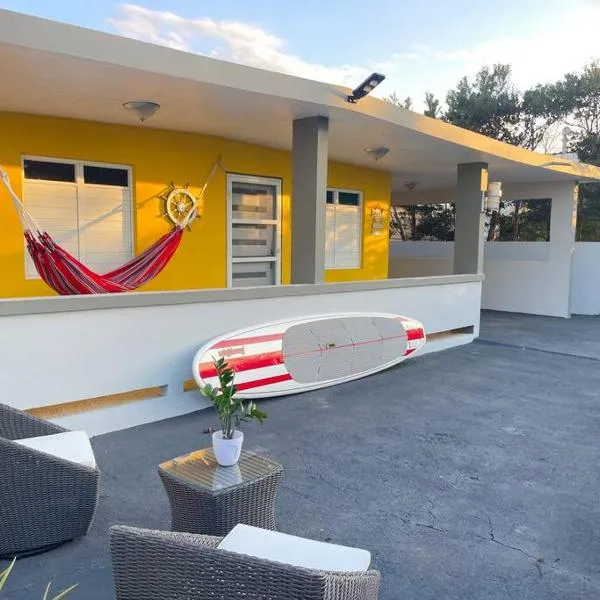 Nela’s Beach House, מלון בארסיבו