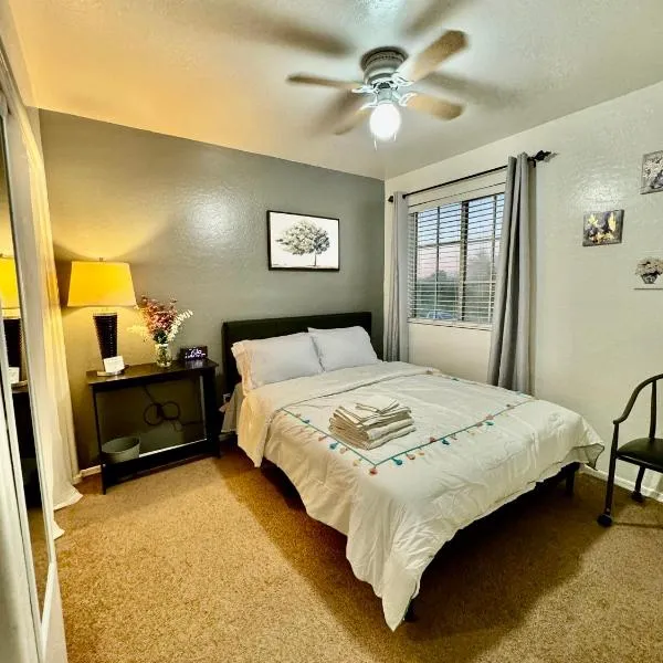 Cozy Private room with Shared bathroom Inside a house, hotel in Phoenix