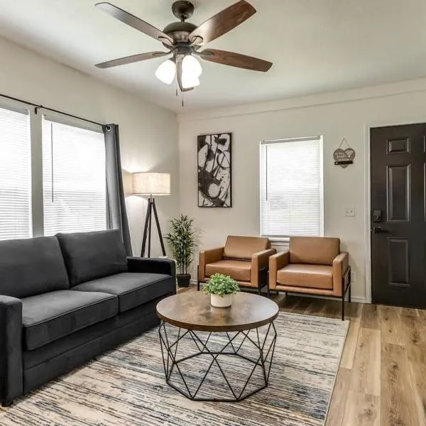 Stylish & Serene Modern Retreat, Hotel in Bartlesville