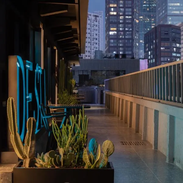 Chengdu Desti Youth Park Hostel TaiKooLi - Cafe& Bar& Luggage Storage& Large Public Area,成都的飯店