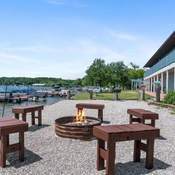 Queen Suite with Scenic Views at Fife Lake Lodge, hotell sihtkohas Fife Lake
