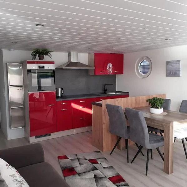 Hausboot Optima, hotel in Wangerland