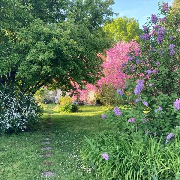 Chambres d'hôtes La Ferme du Grand Launay, hôtel à Semblançay