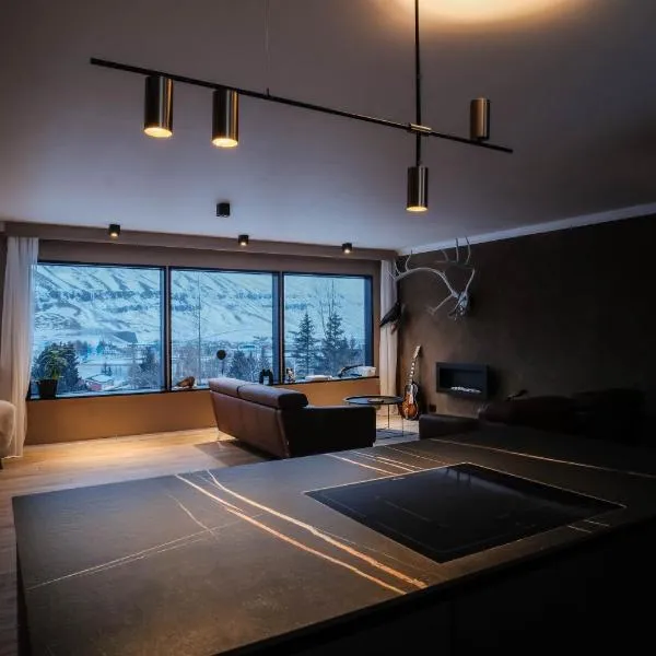 Botnahlid Villa, Mountain and Town views and outdoor Sauna, hotel in Seyðisfjörður