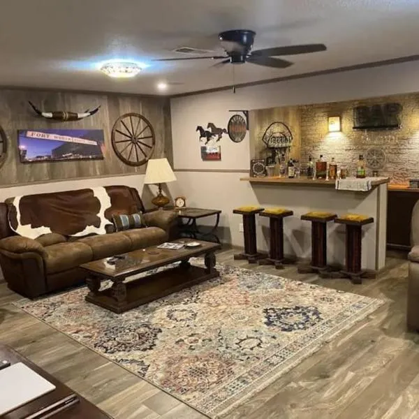StockYards! Walk 3 Blocks-Ranch House sleeps 8, hotel in Fort Worth