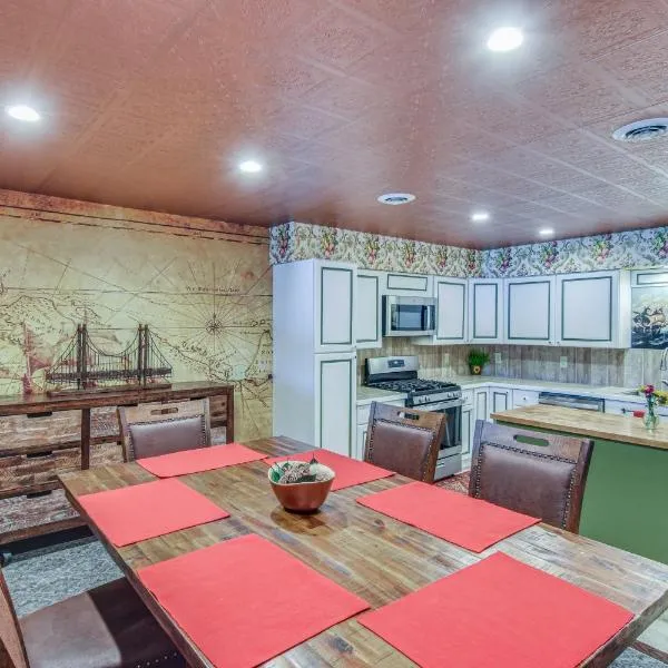 Smethport Vacation Rental with Fireplace and Lake View，Smethport的飯店