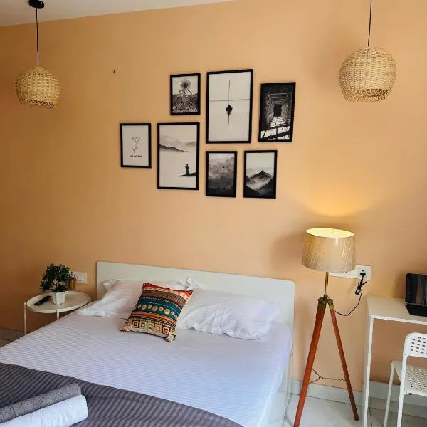 Poetry: Pvt Studio in Koregaon Park . AC WiFi SmartTv, hotel in Pune