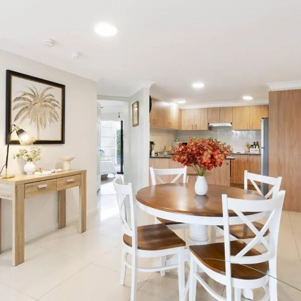 Spacious 2 Bed/2 Bath Garden Apartment Aircon, hotel in Brisbane