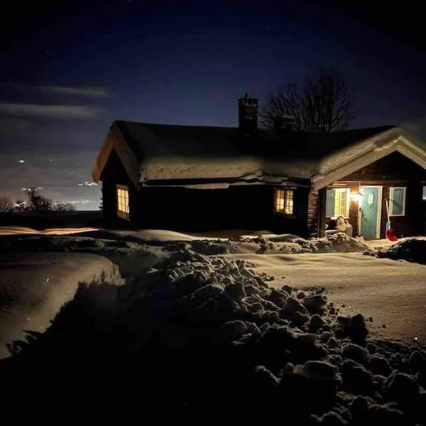 Koselig hytte 10 minutter fra Lillehammer sentrum, hotel in Lillehammer