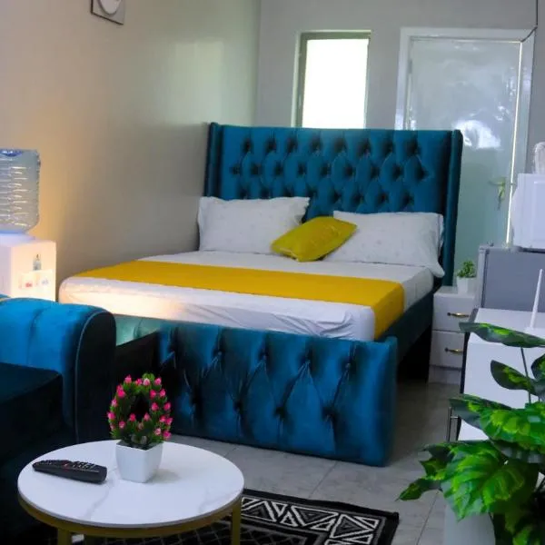 DefiniteHomes1 - Fully furnished studio with a rooftop restaurant near JKIA Airport, Downtown Nairobi, отель в Найроби