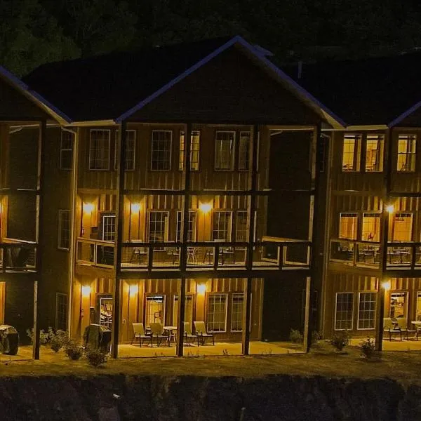 Keweenaw Waters Resort, hotel in Houghton