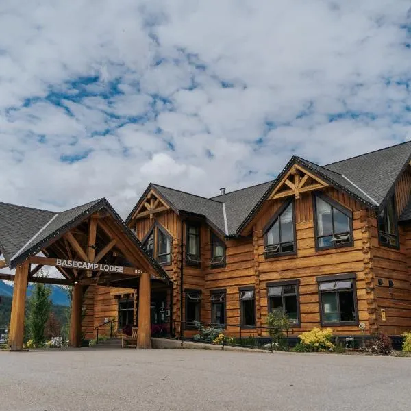 Basecamp Lodge Golden, hôtel à Golden