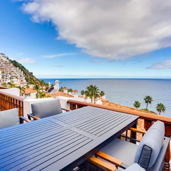 Bright Catalina Island Condo with Ocean Views!, hotell sihtkohas Avalon