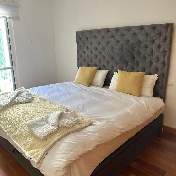 NICE and MODERN FLAT NEAR AIRPORT, hotel Santa Cruzban