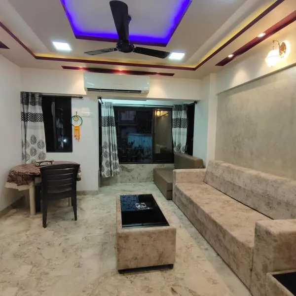 Cozy Furnished Apartment One Block From The Ocean, hotel in Mumbai