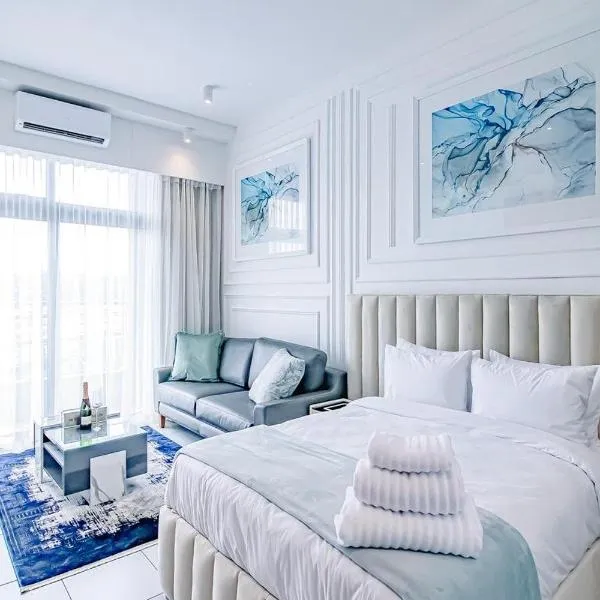 Menlyn Maine Luxury Apartments 11th & 14th floor with Balcony, hotel v destinaci Pretoria