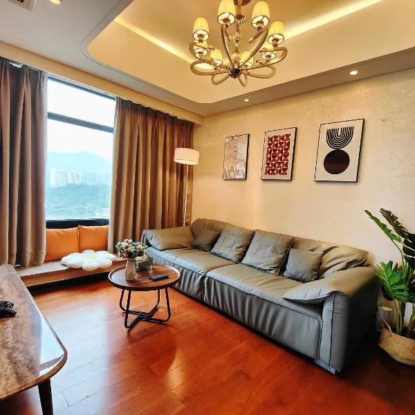 Mangrove Bay Riverside Hill Riverview B&Bl紅樹灣河畔山河景民宿l豪華五房六床高層山景河景l離華發商都商場和港珠澳大橋及拱北澳門關口10分鐘l離橫琴長隆王國25分鐘l樓下北山古城食街, hotel in Zhuhai