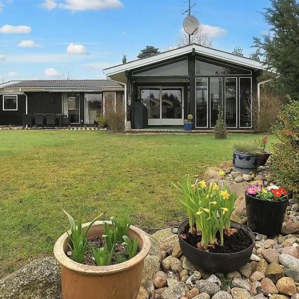 4 star holiday home in Væggerløse-By Traum, hotel in Marielyst