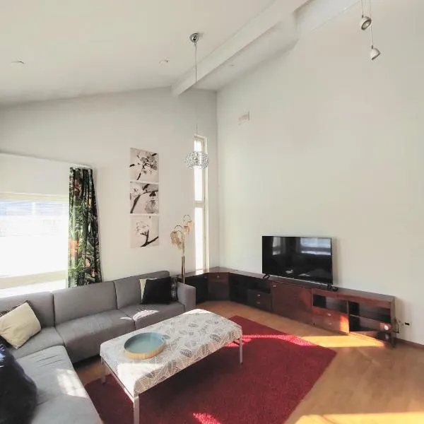 Semi-detached house with sauna, Hotel in Hyvinkää