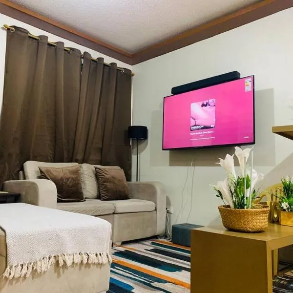 *Accessible 2BR condo close to SM Marikina/LRT 2*, hotel in Manila