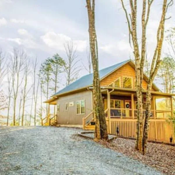 Art's Bungalow-wooded seclusion 1 mi to Deep Creek and Bryson City, hotel v destinaci Bryson City