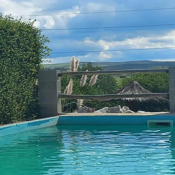 Acceso Viejo Casas de Campo, hotel La Cumbréban