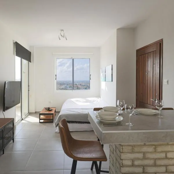 Eden Blue-Horizon 1B, Paphos, Sea View, Pool, hotel in Konia