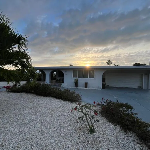 Home On The Water In Marathon, Fl, hotel en Marathon