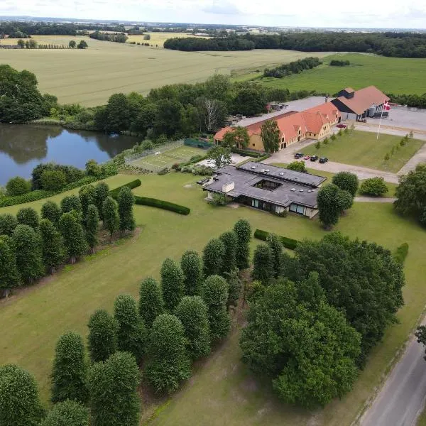 Den Gule Lade på Skjørringe, hotel in Stubbekøbing