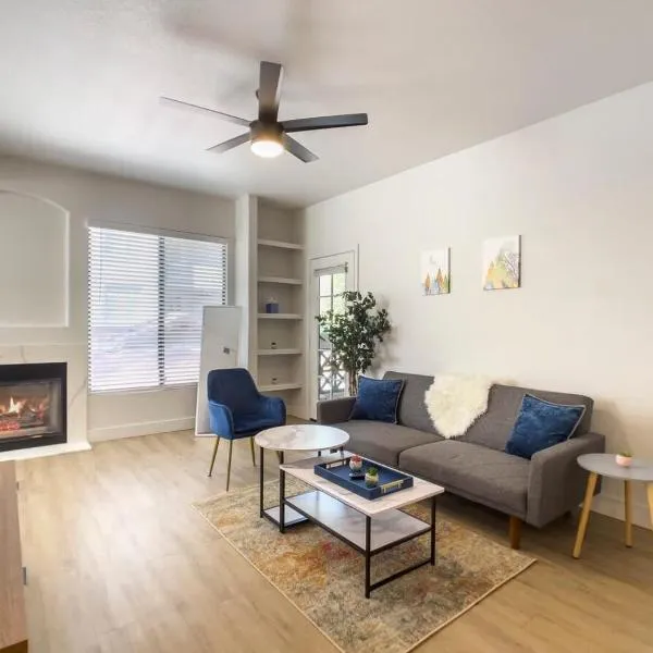 2BR Kierland Commons Golf Oasis by CozySuites!, hotel en Scottsdale