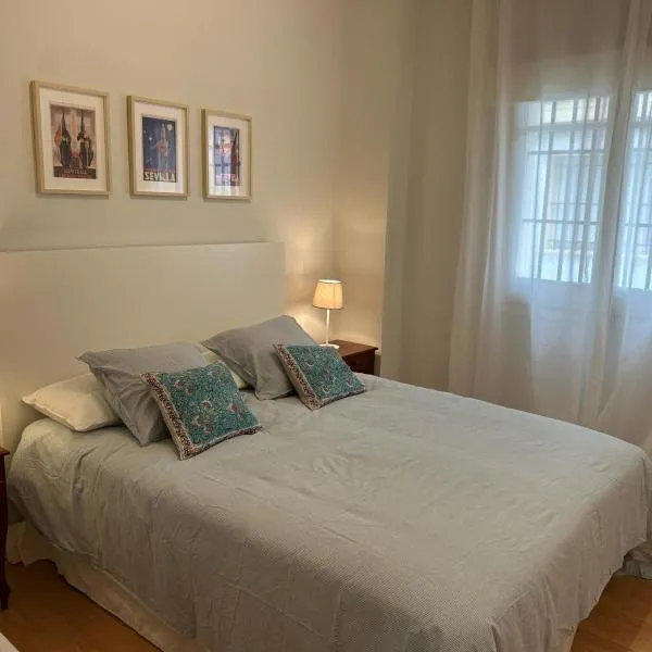2 Bedroom Apartment by Guadalquivir River, hotel in Seville