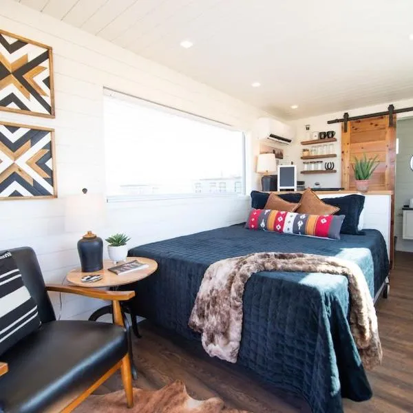 New The Buffalo-Shipping Container in Alpine，位于阿尔派恩的酒店