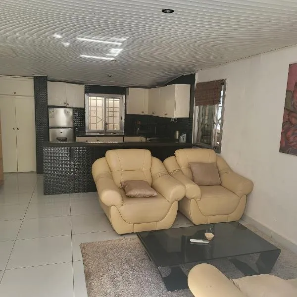 Cozy 2 Bedroom Bungalow., hotel i Freetown