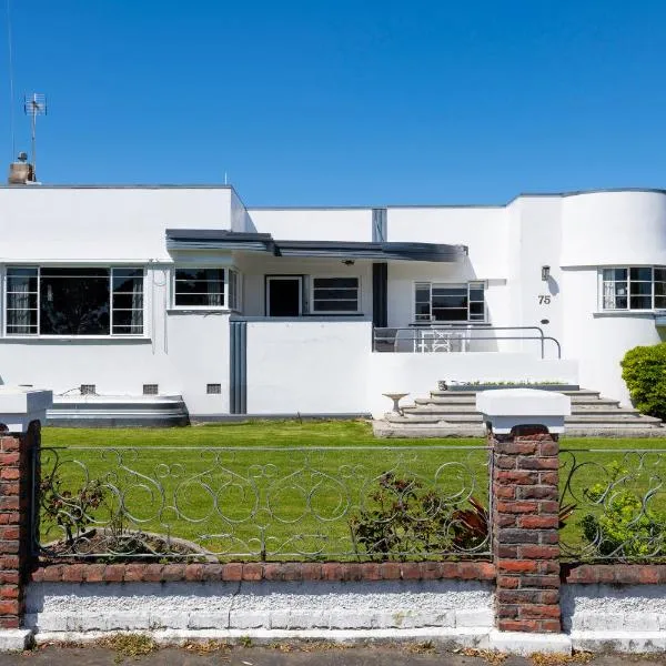 Art Deco Charm - Amazing River Views Inner City, hotel v destinaci Gisborne