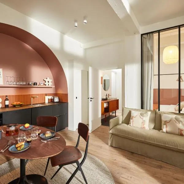 Cosy 1BR with outside space near Canal Saint Martin, hotel in Paris